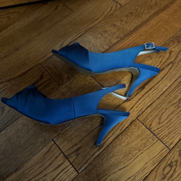 Mid length chiffon dress and matching sandals - Picture 7 of 9